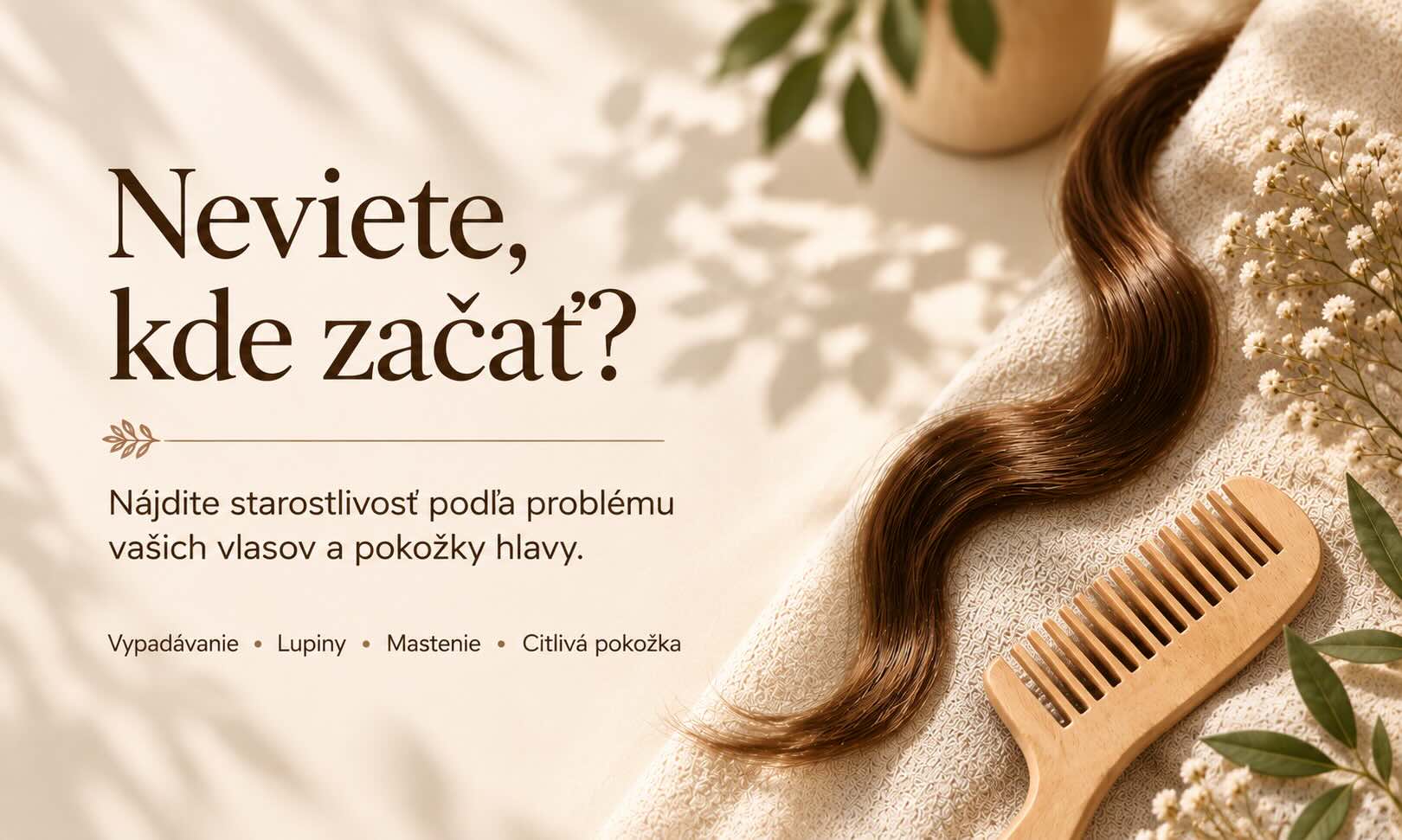 Rozčesávanie dlhých vlasov dreveným hrebeňom