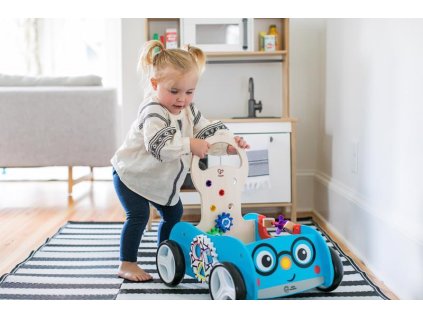BABY EINSTEIN Drevená aktívna vlečka Discovery Buggy HAPE 12m+