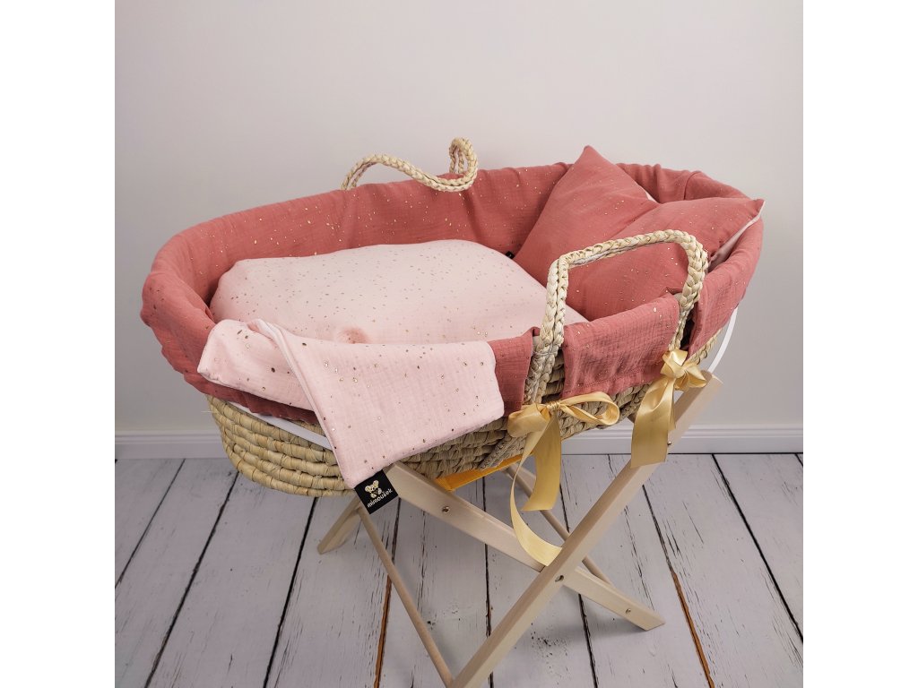 Mojžíšův koš pro miminko je skvělý. Že jej nemáte? Neváhejte!