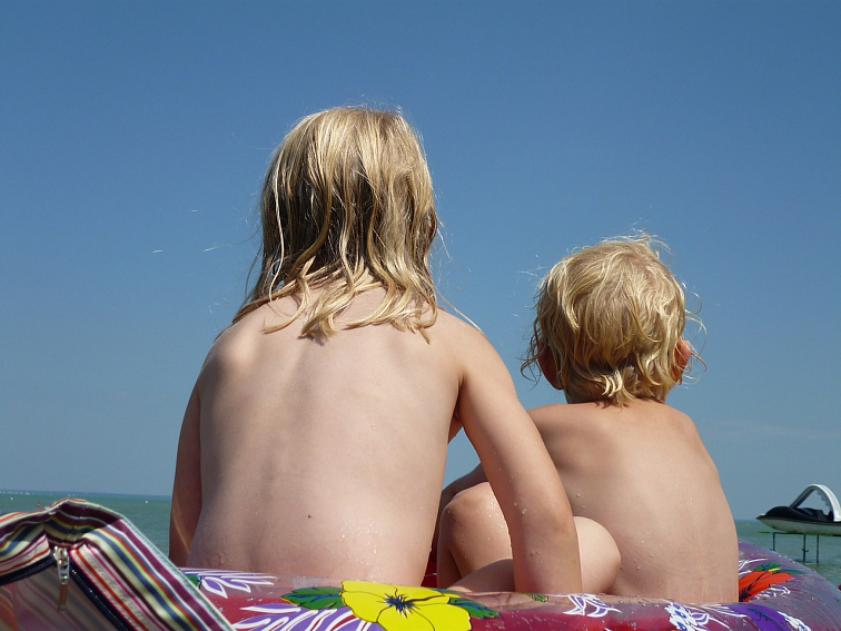 Děti a opalování: Nepodceňujte ochranu dětské pokožky při pobytu na sluníčku
