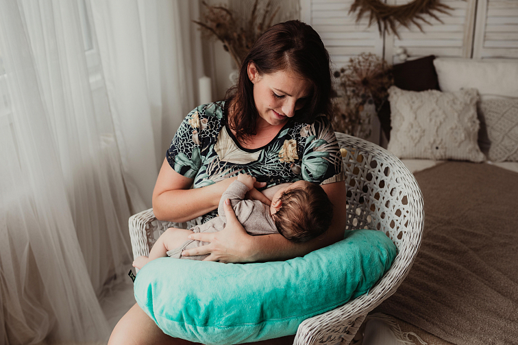 Jak kojit v sedě? Poradíme vám!