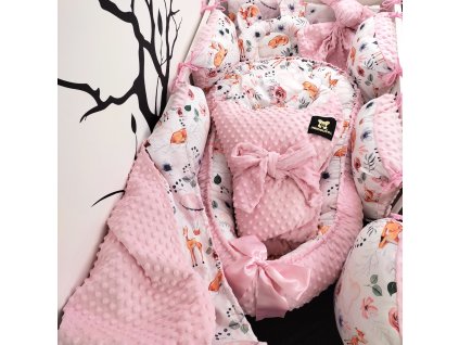 Set do postýlky Mimoušek srnka v přírodě růžová minky. Dopřejte svému miminku krásné luxusní sety do postýlky z Mimouškových atestovaných a zdravotně nezávadných látek. Celý set obsahuje hnízdečko, deku, zavinovačku péřovou nebo lehkou, dekorační polštářek, stabilizační polštářek, copánkový nebo polštářkový mantinel. Kombinovat můžete všechny dostupné látky, které najdete v sekci metráž - minky, bavlna, velvet, mušelín, vafle. Sestavte svému miminku dokonalou výbavičku s Mimouškem :) Nezapomeňte že k setu můžete doladit i kojící polštář nebo mušelínky :)
Při akční ceně setu je v ceně lehká zavinovačka a délka copu max. 2,5m.