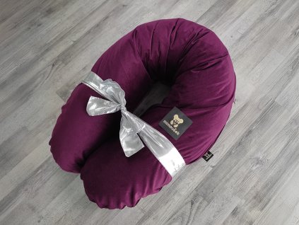 Kojící polštář MAXI velvet víno. Kojící i těhotenský polštář MAXI se systémem snadného praní.
Exkluzivní sametový a jemný materiál Velvet.
Polštář je velmi pohodlný a velký, což ocení každá maminka.