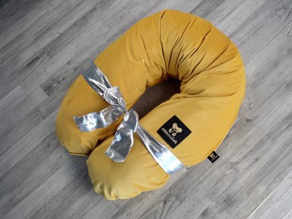 Kojící polštář MAXI velvet hořčicová. Kojící i těhotenský polštář MAXI se systémem snadného praní.
Exkluzivní sametový a jemný materiál Velvet.
Polštář je velmi pohodlný a velký, což ocení každá maminka.