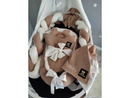 Set do postýlky Mimoušek mušelín perla velvet mandle. Dopřejte svému miminku krásné luxusní sety do postýlky z Mimouškových atestovaných a zdravotně nezávadných látek. Celý set obsahuje hnízdečko, deku, zavinovačku péřovou nebo lehkou, dekorační polštářek, stabilizační polštářek, copánkový nebo polštářkový mantinel. Kombinovat můžete všechny dostupné látky, které najdete v sekci metráž - minky, bavlna, velvet, mušelín, vafle. Sestavte svému miminku dokonalou výbavičku s Mimouškem :) Nezapomeňte že k setu můžete doladit i kojící polštář nebo mušelínky :)
Při akční ceně setu je v ceně lehká zavinovačka a délka copu max. 2,5m.