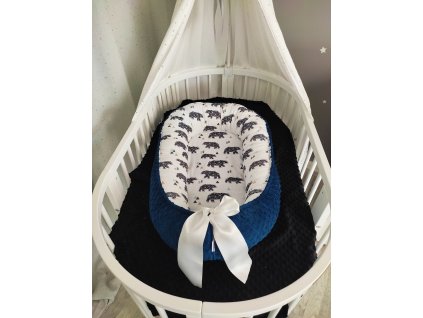 hnízdečko Medvěd. Hnízdečko je ideálním pomocníkem každé maminky. Hodí se do postýlky pro bezpečný pocit miminka i do postele pro bezpečný pocit maminek kvůli zalehnutí. Hodí se ale kamkoliv – na sedačku, na zem, ...Zkrátka všude tam, kde potřebujete, aby bylo miminko chráněno. Nikdy však nenechávejte dítě bez dozoru dospělé osoby.