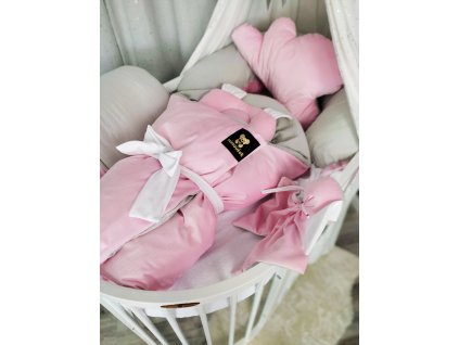 Set do postýlky velvet růžová mušelín šedý ledovec. Dopřejte svému miminku krásné luxusní sety do postýlky z Mimouškových atestovaných a zdravotně nezávadných látek. Celý set obsahuje hnízdečko, deku, zavinovačku péřovou nebo lehkou, dekorační polštářek, stabilizační polštářek, copánkový nebo polštářkový mantinel. Kombinovat můžete všechny dostupné látky, které najdete v sekci metráž - minky, bavlna, velvet, mušelín, vafle. Sestavte svému miminku dokonalou výbavičku s Mimouškem :) Nezapomeňte že k setu můžete doladit i kojící polštář nebo mušelínky :)
Při akční ceně setu je v ceně lehká zavinovačka a délka copu max. 2,5m.