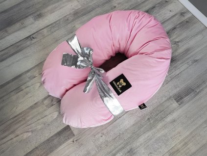 Kojící polštář MAXI velvet růžová. Kojící i těhotenský polštář MAXI se systémem snadného praní.
Exkluzivní sametový a jemný materiál Velvet.
Polštář je velmi pohodlný a velký, což ocení každá maminka.