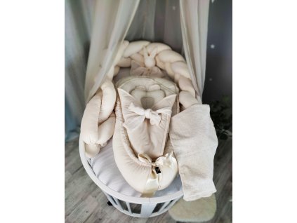 Set do postýlky Perla velvet madeira mušelín. Dopřejte svému miminku krásné luxusní sety do postýlky z Mimouškových atestovaných a zdravotně nezávadných látek. Celý set obsahuje hnízdečko, deku, zavinovačku péřovou nebo lehkou, dekorační polštářek, stabilizační polštářek, copánkový nebo polštářkový mantinel. Kombinovat můžete všechny dostupné látky, které najdete v sekci metráž - minky, bavlna, velvet, mušelín, vafle. Sestavte svému miminku dokonalou výbavičku s Mimouškem :) Nezapomeňte že k setu můžete doladit i kojící polštář nebo mušelínky :)
Při akční ceně setu je v ceně lehká zavinovačka a délka copu max. 2,5m.
