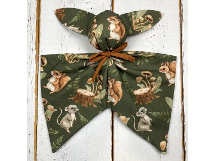 Usínáček Mimoušek králíček lesní zvířátka na zelené. Usínáček Mimoušek králíček zajistí rychlé a klidné usínání a rozvoj jemné motoriky vašeho miminka.
V určitých bodech šustí.