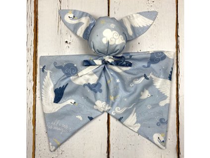 Usínáček Mimoušek králíček labutě magic blue. Usínáček Mimoušek králíček zajistí rychlé a klidné usínání a rozvoj jemné motoriky vašeho miminka.
V určitých bodech šustí.