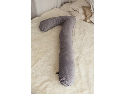 Těhotenský polštář SEVEN šedý mrak. Současný vrcholný model SEVEN našeho kojící polštáře vám nabídne nevídaný komfort při spánku v těhotenství.
