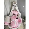 Set do postýlky velvet růžová mušelín šedý ledovec. Dopřejte svému miminku krásné luxusní sety do postýlky z Mimouškových atestovaných a zdravotně nezávadných látek. Celý set obsahuje hnízdečko, deku, zavinovačku péřovou nebo lehkou, dekorační polštářek, stabilizační polštářek, copánkový nebo polštářkový mantinel. Kombinovat můžete všechny dostupné látky, které najdete v sekci metráž - minky, bavlna, velvet, mušelín, vafle. Sestavte svému miminku dokonalou výbavičku s Mimouškem :) Nezapomeňte že k setu můžete doladit i kojící polštář nebo mušelínky :)Při akční ceně setu je v ceně lehká zavinovačka a délka copu max. 2,5m.