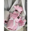 Set do postýlky velvet růžová mušelín šedý ledovec. Dopřejte svému miminku krásné luxusní sety do postýlky z Mimouškových atestovaných a zdravotně nezávadných látek. Celý set obsahuje hnízdečko, deku, zavinovačku péřovou nebo lehkou, dekorační polštářek, stabilizační polštářek, copánkový nebo polštářkový mantinel. Kombinovat můžete všechny dostupné látky, které najdete v sekci metráž - minky, bavlna, velvet, mušelín, vafle. Sestavte svému miminku dokonalou výbavičku s Mimouškem :) Nezapomeňte že k setu můžete doladit i kojící polštář nebo mušelínky :)Při akční ceně setu je v ceně lehká zavinovačka a délka copu max. 2,5m.