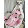 Set do postýlky velvet růžová mušelín šedý ledovec. Dopřejte svému miminku krásné luxusní sety do postýlky z Mimouškových atestovaných a zdravotně nezávadných látek. Celý set obsahuje hnízdečko, deku, zavinovačku péřovou nebo lehkou, dekorační polštářek, stabilizační polštářek, copánkový nebo polštářkový mantinel. Kombinovat můžete všechny dostupné látky, které najdete v sekci metráž - minky, bavlna, velvet, mušelín, vafle. Sestavte svému miminku dokonalou výbavičku s Mimouškem :) Nezapomeňte že k setu můžete doladit i kojící polštář nebo mušelínky :)Při akční ceně setu je v ceně lehká zavinovačka a délka copu max. 2,5m.
