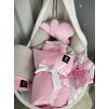 Set do postýlky velvet růžová mušelín šedý ledovec. Dopřejte svému miminku krásné luxusní sety do postýlky z Mimouškových atestovaných a zdravotně nezávadných látek. Celý set obsahuje hnízdečko, deku, zavinovačku péřovou nebo lehkou, dekorační polštářek, stabilizační polštářek, copánkový nebo polštářkový mantinel. Kombinovat můžete všechny dostupné látky, které najdete v sekci metráž - minky, bavlna, velvet, mušelín, vafle. Sestavte svému miminku dokonalou výbavičku s Mimouškem :) Nezapomeňte že k setu můžete doladit i kojící polštář nebo mušelínky :)Při akční ceně setu je v ceně lehká zavinovačka a délka copu max. 2,5m.