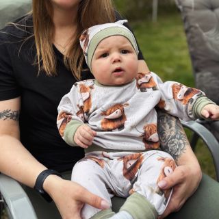 Fotka od zákaznice 🥰 Dětská rostoucí souprava Krávy+Army 🐮💚 Mikina bez kapuci, tepláky, čepice s uzlíky 🌈