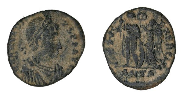Bronzová mince Arcadia, Antiochie 395–401, na rubu Viktorie korunuje císaře