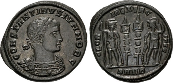 Konstantin II. jako caesar – bronzový nummus, rub GLORIA EXERCITVS se dvěma vojáky a dvěma standartami