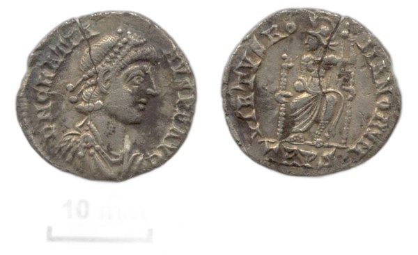 Gratianus – stříbrná siliqua, Trevír, 378–383, na rubu Roma (VIRTVS ROMANORVM)