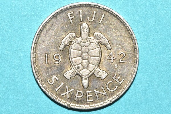 Stříbrná fidžijská mince 6 pencí z roku 1942 s mořskou želvou