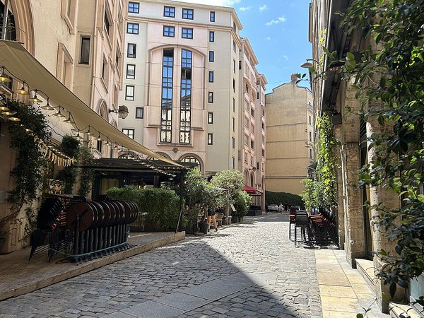 Ulice Rue de la Monnaie v Lyonu, kde od roku 1600 stála mincovna