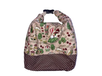 Füles zsák mesefalvas mintával és barna pöttyös aljjal, összehajtva csatos zárral