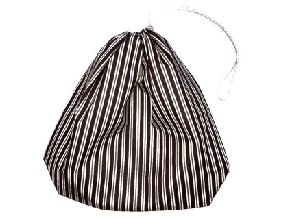Barna csíkos mintás cipószsák, behúzózárral, összekötve