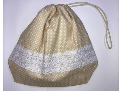 Bézs pöttyös kis cipószsák fehér csipkével, behúzózsinórral