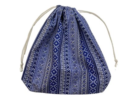 Nagy cipós zsák kék alapon fehér etno mintával, behúzózáras pamut anyagból