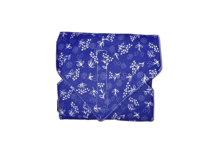 Újraszalvéta kék alapon fehér virágmintával összehajtva