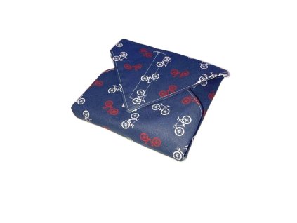 Újraszalvéta kék alapon biciklis mintával összehajtva