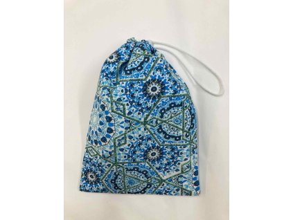 Kék és zöld színekben készült mozaikos uzsonnás zsák behúzózsinórral
