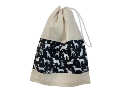 Behúzós zsák fekete alapon kutyamintával behúzott állapotban