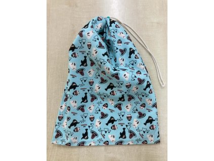 Pingvines és fókás mintás behúzós kenyereszsák világoskék alapú pamut külsővel.