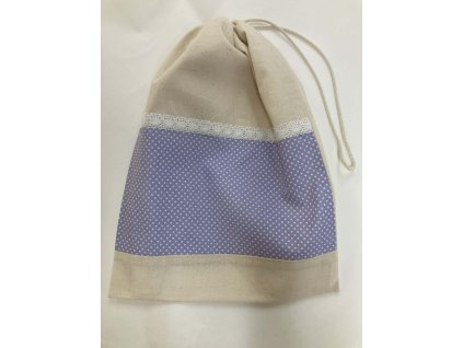 Lila pöttyös mintás, csipkével díszített textil zsák összehúzható zsinórral, álló helyzetben