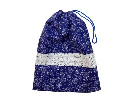 Kék virágmintás pamut zsák fehér csipke díszítéssel és PUL béléssel, kézműves textiltasak