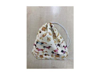 Kiscipós zsák oldalnézetből, látható a mintás pamutanyag és a behúzó.