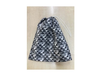 Összehúzott, zsinórral záródó kenyereszsák geometrikus mintával.