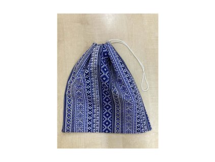 Behúzható frissentartó kenyérzsák kék-fehér mintával, összehúzott állapotban.