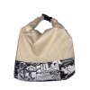 Füles zsák bézs pöttyös mintával és fekete-fehér képregény szegéllyel, összehajtva csatos zárral