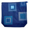 Kis cipószsák kék geometriai mintával, kiterítve elölről