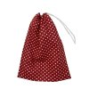 Piros alapon fehér pöttyös behúzós zsák összehúzott állapotban
