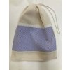 Lila pöttyös mintás, csipkével díszített textil zsák összehúzható zsinórral, álló helyzetben