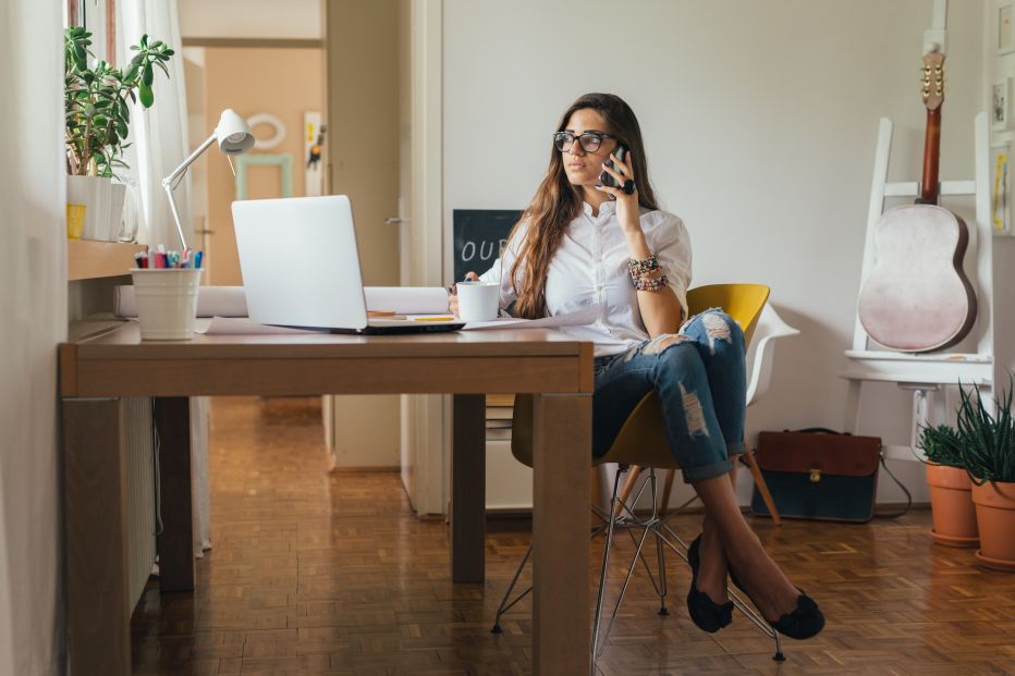 Soustředění a pozornost při pracovním telefonátu na home office