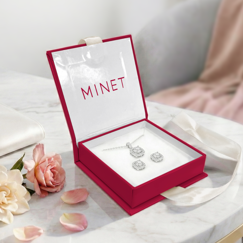 Stříbrné šperky MINET v otevřené dárkové magnetické krabičce se stuhou