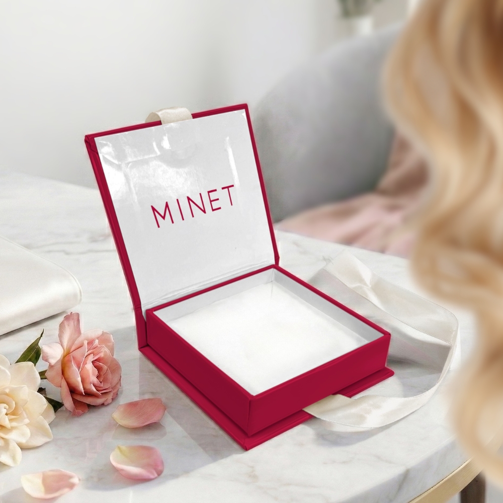 Otevřená dárková krabička MINET na šperky se saténovou stuhou