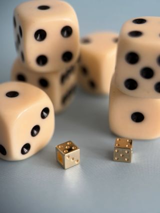 Malý detail, ktorý pozná každý z detstva, teraz v podobe šperku s hodnotou, ktorá ostáva. Symbol hry, šťastia a momentov...