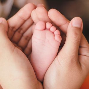 Prvé krôčiky na jeseň: čo potrebujú nožičky bábätiek teraz