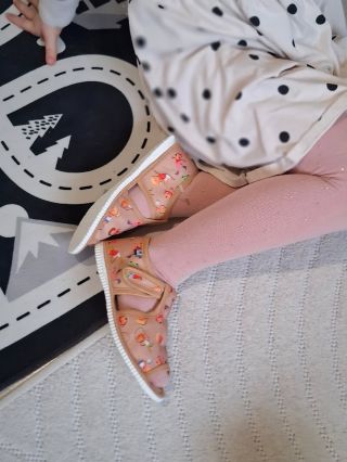 Nový rok je ideálny čas skontrolovať, či papučky ešte sedia tak, ako majú 👣 Deti rastú rýchlo a papučky, ktoré boli dobré...